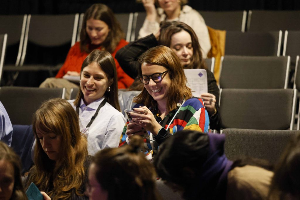 Zwei Frauen im Zuschauerraum des Theaters sitzend.