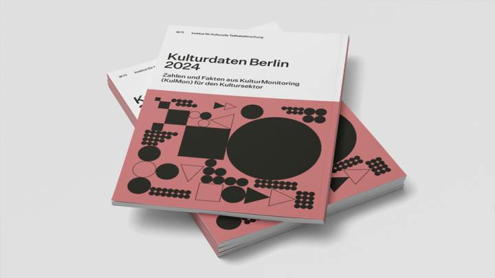 Zwei Magazine übereinandergestapelt. Zu sehen ist die Coveransicht der Publikation.