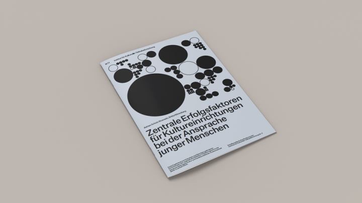 Coveransicht der Studie, die flach auf einem fabrigen Untergrund liegt.