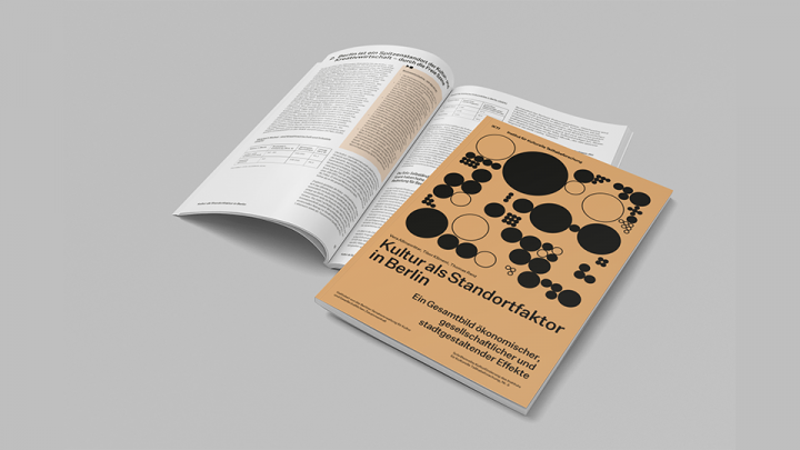 Aufgeschlagene Studie mit Blick auf Text und Grafiken